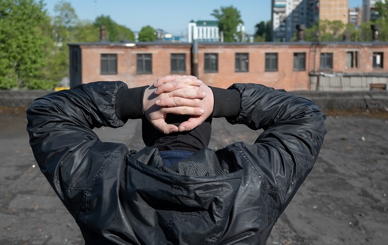 Cum își șantaja un fost boxer vechiul partener de furturi. Întâlniri-capcană cu tinere și amenințări cu patentul: „Rămâi fără un deget, dacă nu vii cu banii!”