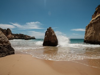 Plajă goală în regiunea Algarve. În mod normal, plajele sunt pline de turiști în această perioadă a anului: în 2019, cinci milioane de turiști au vizitat regiunea Algarve.