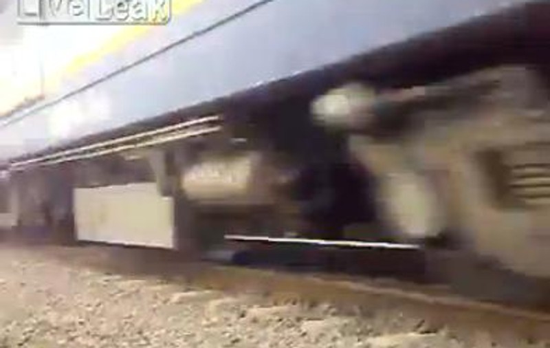 DE NECREZUT! Uite cum a trecut trenul peste el și a scăpat fără o zgârietură! VIDEO