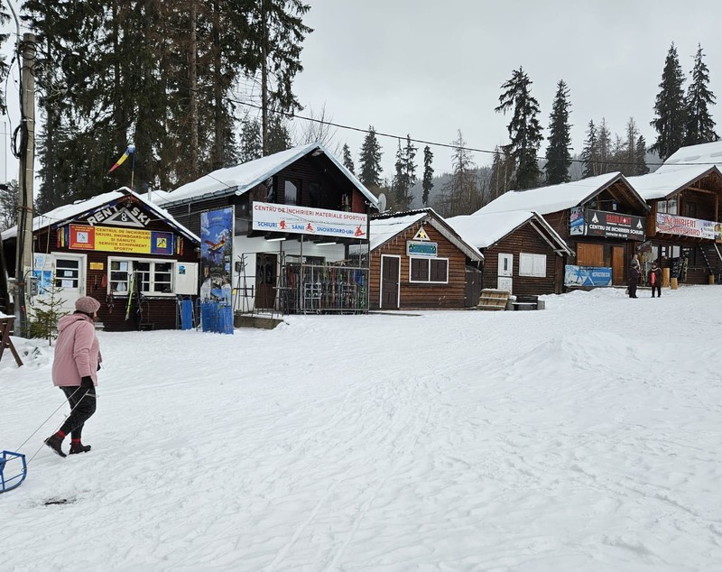 Vatra Dornei este pregătită pentru sfârșitul de an. Orașul-stațiune are hotelurile pline, pârtiile deschise și prețuri accesibile | REPORTAJ