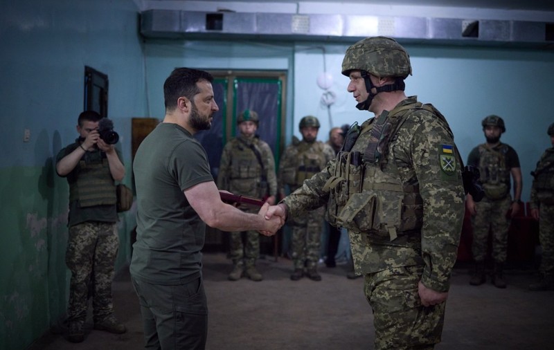 Război în Ucraina, ziua 488 | Zelenski a vizitat soldații ucraineni din regiunea Donețk. Noi bombardamente la Nikopol