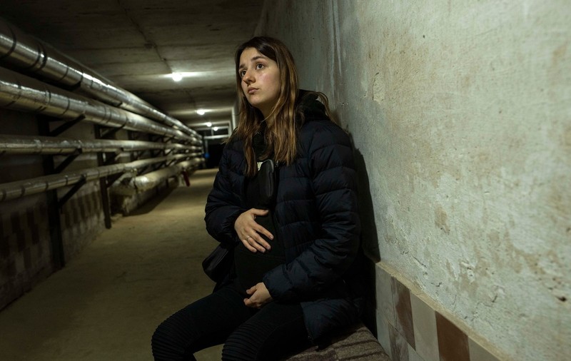 O tânără ucraineană a născut într-un beci în care se adăpostea de ruși, alături de alte 31 de persoane