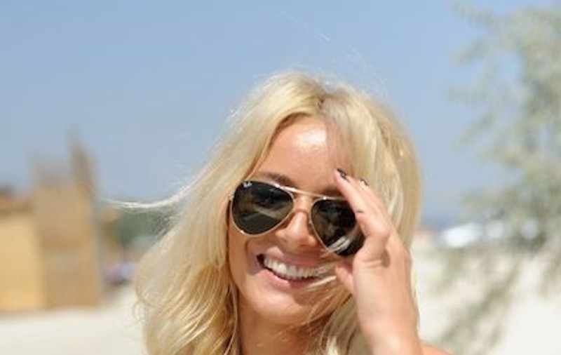 Laura Cosoi fără sutien pe plajă | FOTO