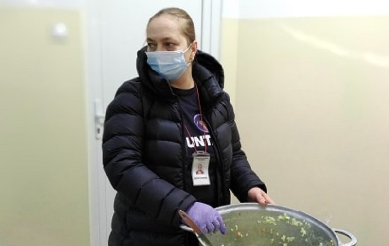 Iubirea de oameni, mai presus decât frica de coronavirus. Povestea unei femei din Bârlad, ”îngerul păzitor” al celor bătrâni și necăjiți