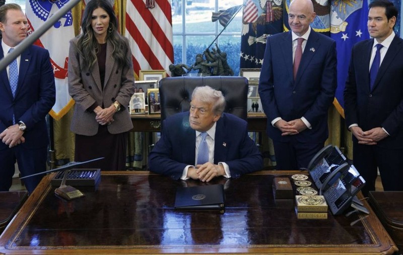 Rolexul oferit lui Trump de delegația Elveției a dispărut brusc din Biroul Oval, stârnind noi întrebări la Washington