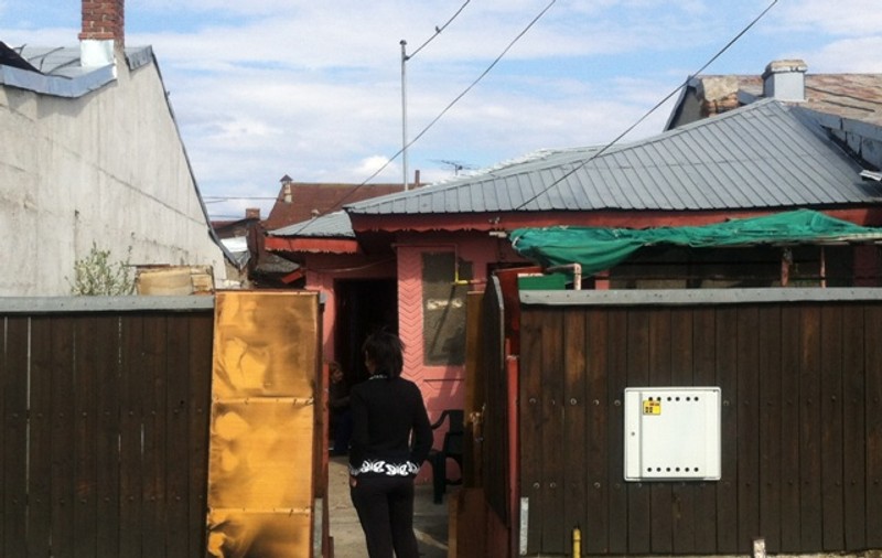 Crimă şocantă la Ploieşti! I-a tăiat gâtul fostei soţii şi apoi a încercat să se sinucidă