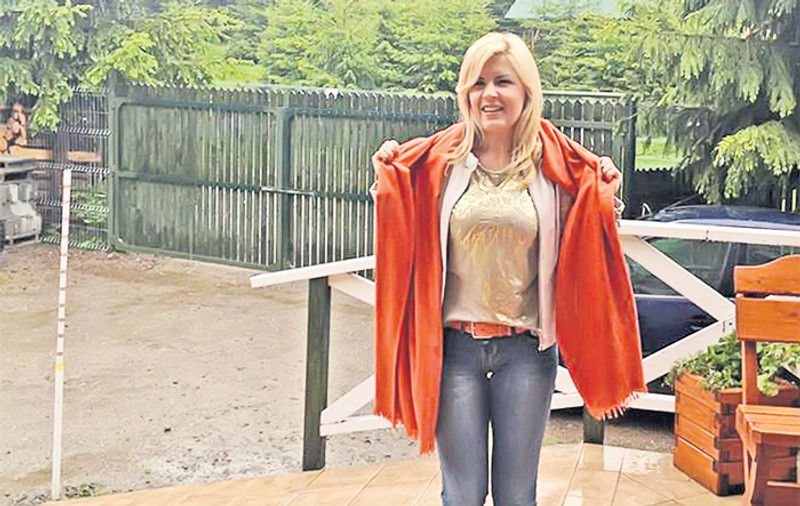Elena Udrea, RĂSFĂŢATĂ ÎN PAT CU BALDACHIN | FOTO ÎN ARTICOL