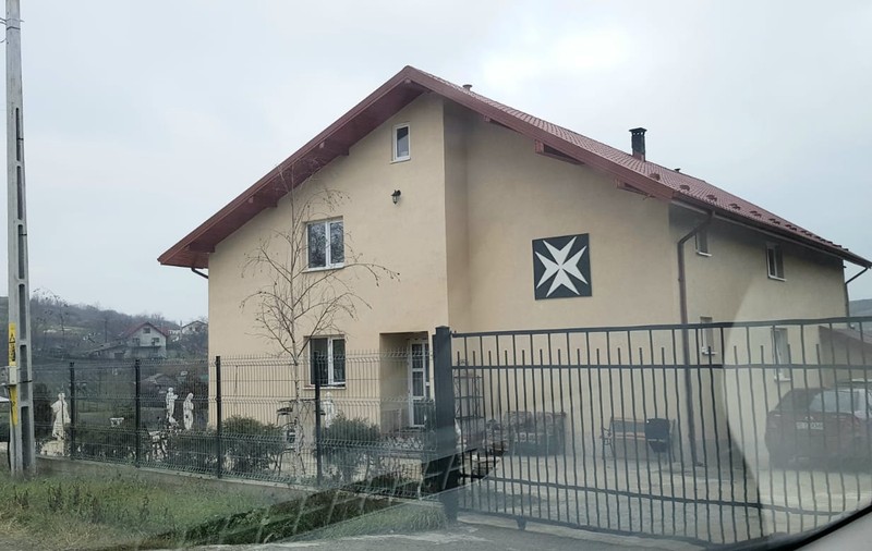 „Ziarul de Iași” publică mărturiile vecinilor unei vile de lângă Iași, unde ar fi un sediu Kasta Morrely: „Știu că stau acolo multe fete. Fotomodele”