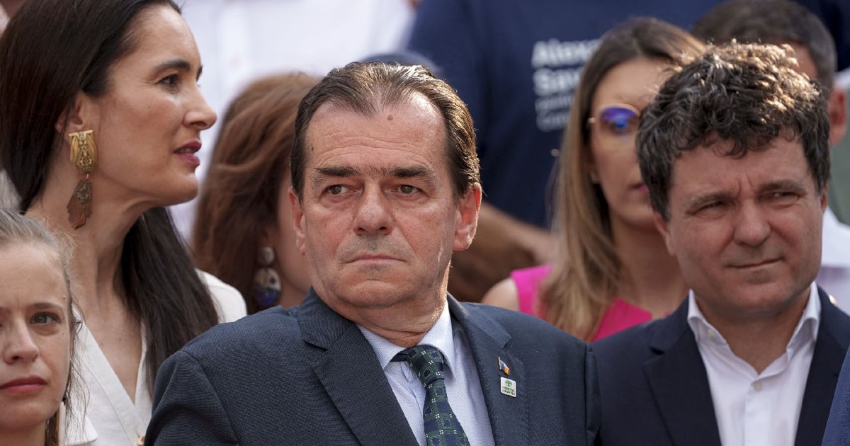 Presedintele Forta Dreptei, Ludovic Orban participa la un eveniment electoral organizat de Alianta Dreapta Unita, la finalul campaniei pentru alegerile locale si europarlamentare, ce vor avea loc pe 9 iunie, in Piata Universitatii din Bucuresti, joi, 6 iunie 2024.