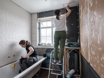 Ella și Crina lucrează la renovarea casei. Tamworth, UK, iulie 2021