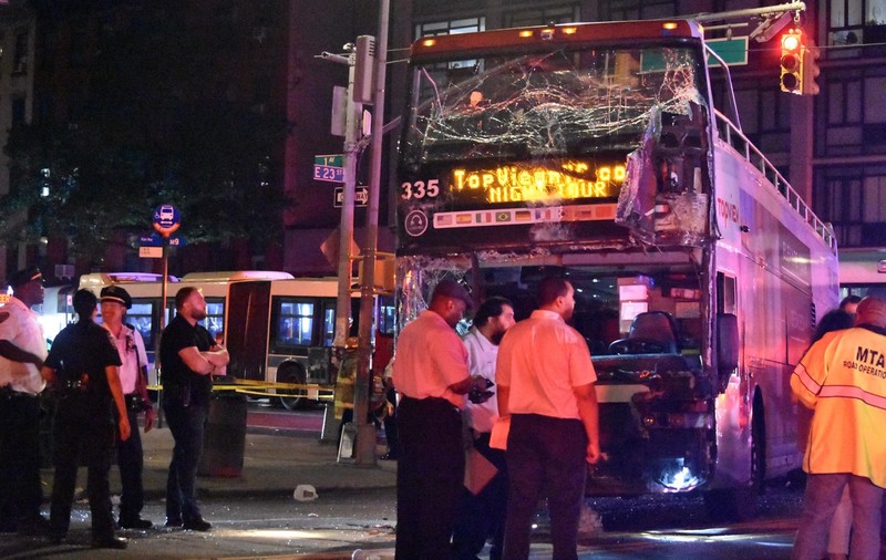 Zeci de persoane au fost rănite în New York după ce două autobuze s-au ciocnit în Manhattan