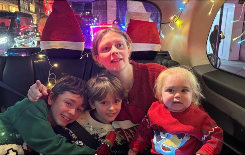 Taximetriștii au plimbat copiii bolnavi de la un spital, pentru a vedea luminițele de Crăciun din Londra