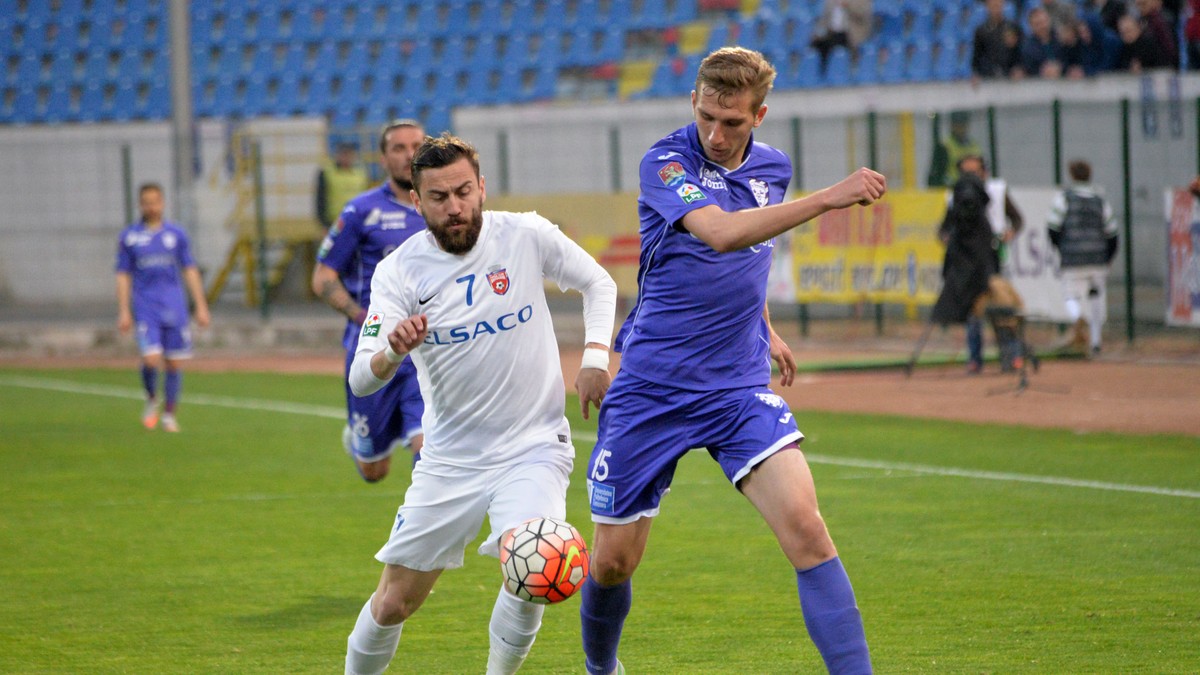 Vlad Bujor, fostul atacant al lui FC Botoșani, în duel cu Cristian Bocșan, fundașul lui ACS Poli Timișoara. (FOTO: HEPTA)