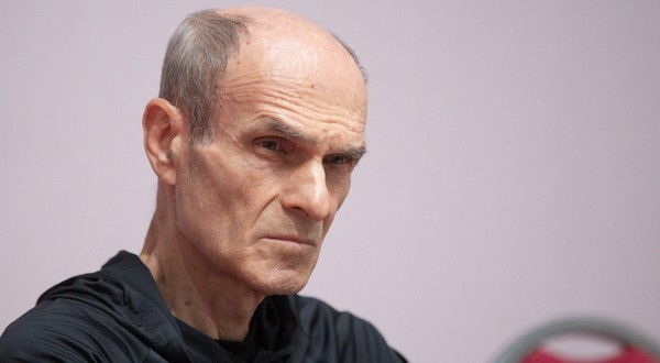Imaginea îl prezintă pe gazetarul și publicistul Cristian Tudor Popescu privind sobru și concentrat