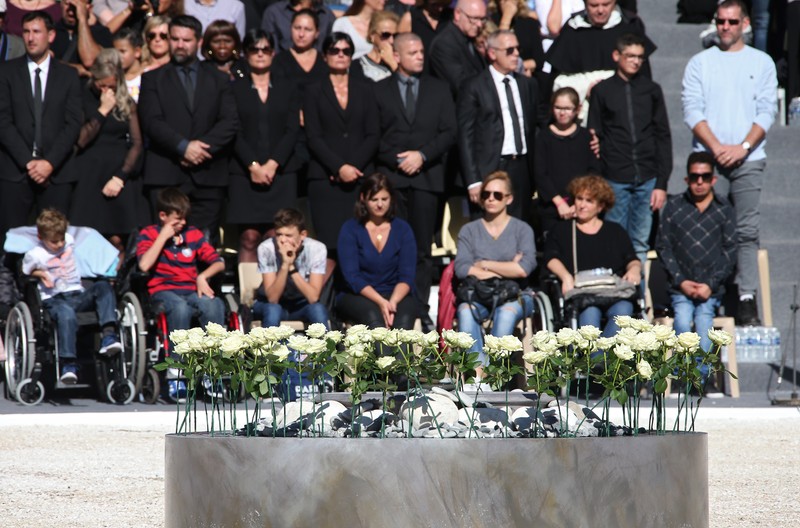 În centrul pieții, unde a avut loc ceremonia au fost depuși 86 de trandafiri albi, câte unul pentru fiecare victimă