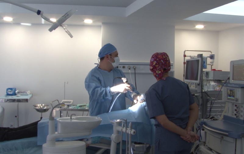 Operaţie în premieră în România: O femeie care nu avea o parte a maxilarului si a boltei palatine a primit șansa la o viață normală