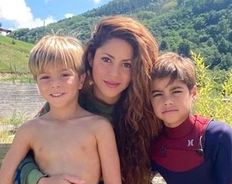 Shakira a aflat că a fost înșelată de Gerard Pique în timp ce tatăl ei era la terapie intensivă: „Mă părăsea când aveam cea mai mare nevoie de el”