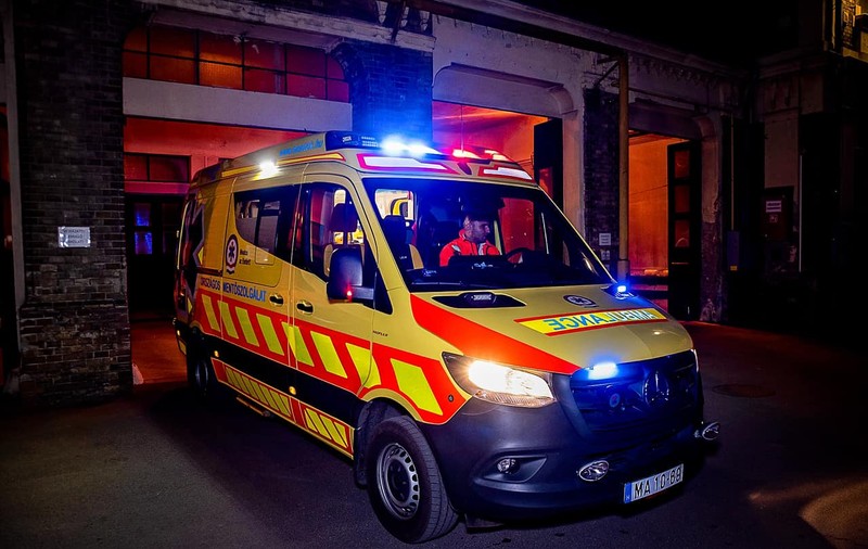Un maghiar a chemat ambulanța ca să le ceară bani medicilor, după ce și-a cheltuit toate economiile într-un club de noapte