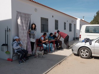 Muncitorii români beau o bere la finalul zilei de muncă la cazările dintr-un câmp de căpșuni din Palos de la Frontera. În picioare, Elena Stancu, jurnalistă la Teleleu.eu și Libertatea