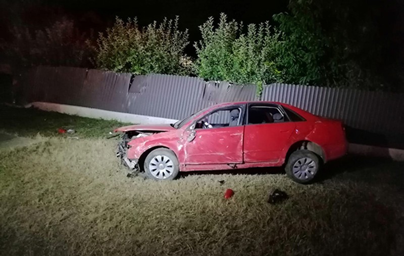 Trei răniţi, între care un copil de 3 ani, după ce un șofer a adormit la volan și a lovit un cap de pod în Vaslui