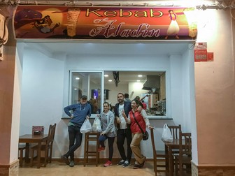 Cosmin Bumbuț, fotograf la Teleleu.eu și Libertatea, la restaurantul marocan împreună cu muncitorii români din Palos de la Frontera