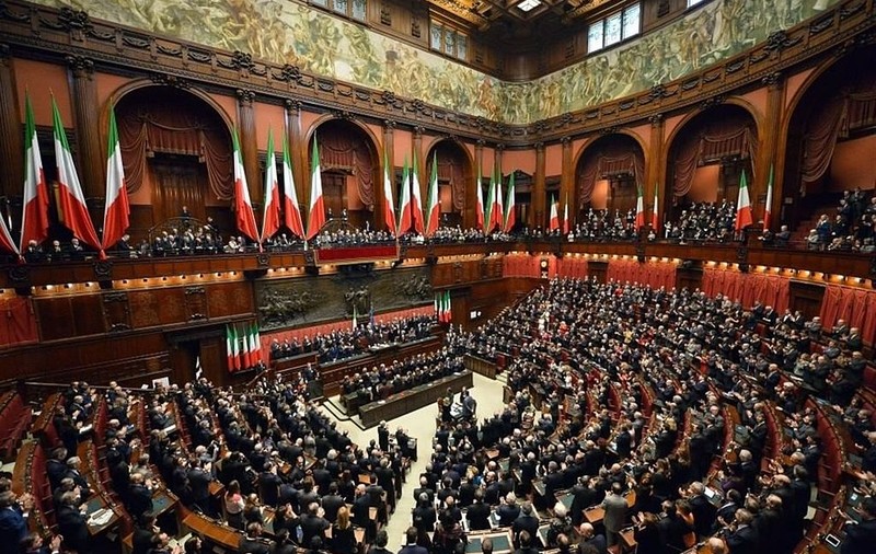 Parlamentul italian a votat reducerea sa cu mai bine de o treime. Economii estimate de jumătate de miliard de euro în cinci ani