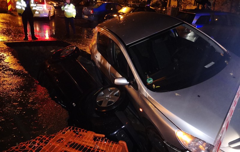 Motivul pentru care două mașini au căzut într-o groapă săpată de RADET în București. Explicațiile șefului Termoenergetica