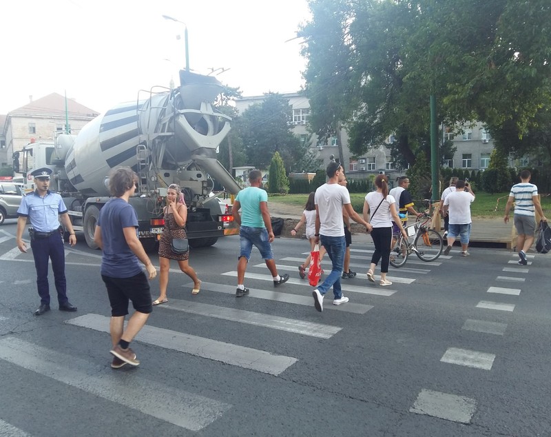 Protest eșuat pe zebră, în centrul Timișoarei. S-a lăsat cu înjurături ca la ușa cortului/ FOTO