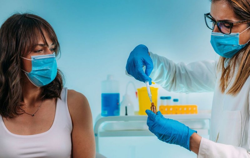 Cum explică medicul din Rădăuți amendat de Ministerul Sănătății vaccinarea persoanelor care au sărit peste rând. „După ce am luat amendă, am casat vaccinurile”