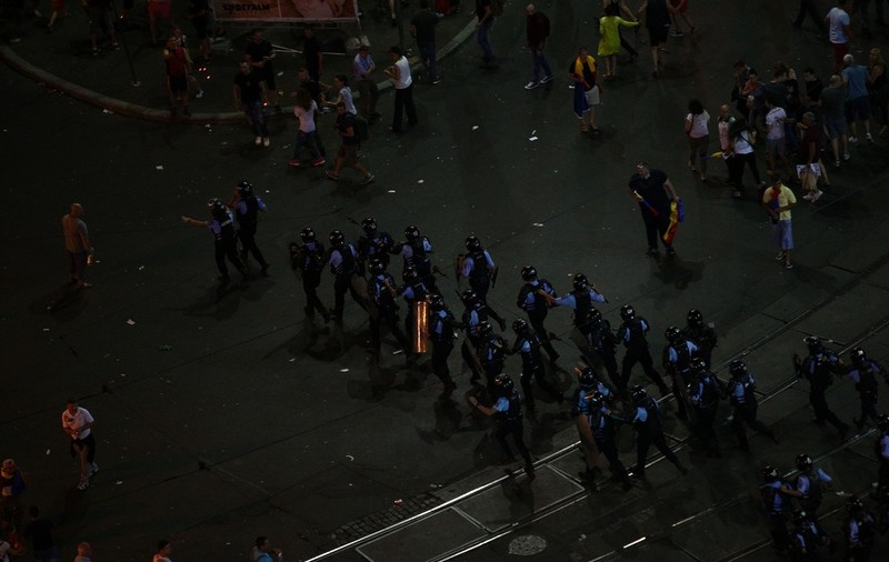 LIVE TEXT/ Mitingul diasporei, în Piața Victoriei. Război total între jandarmi și huligani (FOTO&VIDEO)