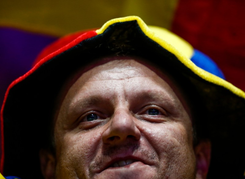 epa04994294 A fan wearing a hat in the colours of the Romanian flag shows his support for Simona Halep of Romania during her match against Flavia Pennetta of Italy in round one of the singles round robin stage of the BNP Paribus WTA Finals 2015 held at the indoor stadium in Singapore, 25 October 2015. EPA/WALLACE WOON