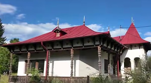 Satul din Prahova unde bucureștenii au cumpărat aproape toate casele. Sursă foto: Captură Youtube.