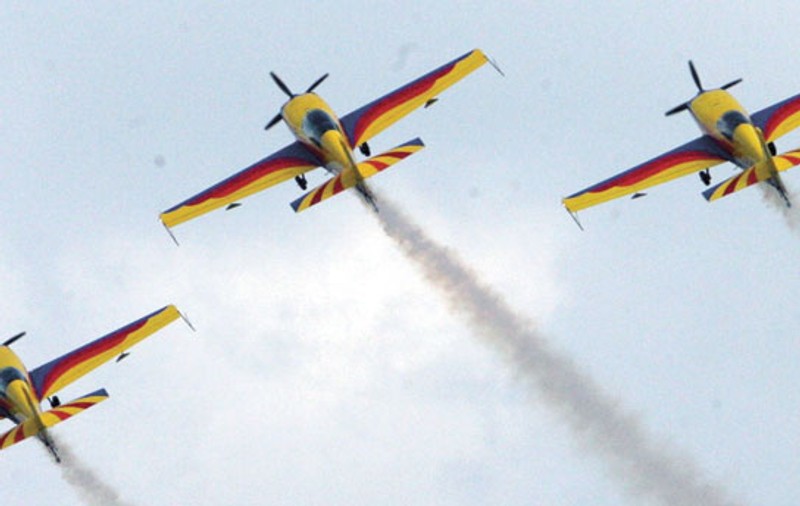 Cei mai buni piloţi din lume vor face acrobaţii aviatice pe litoral
