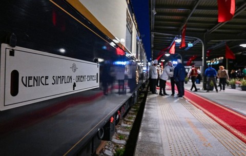 Trenul Venice Simplon Orient Express sosește la gara Bakirkoy, după o călătorie de 5 zile, în Istanbul, Turcia