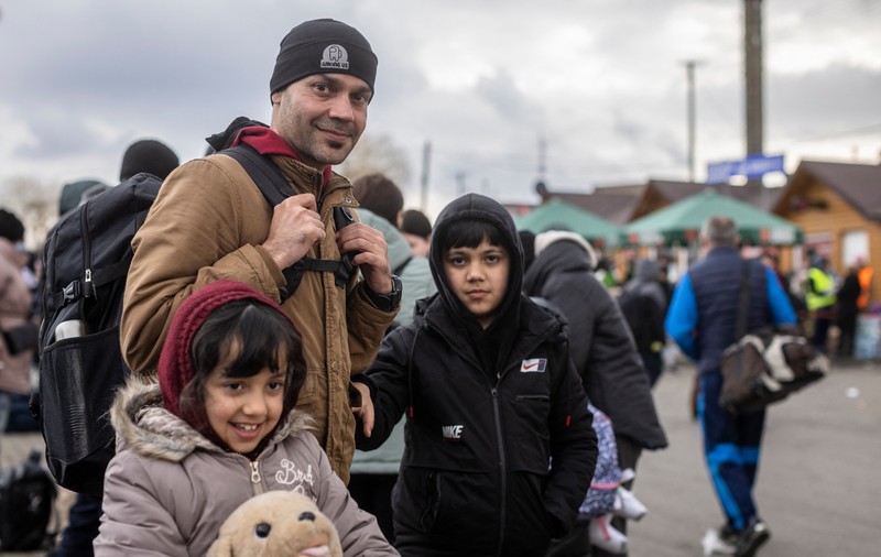 Un afgan și cei doi copii ai săi au plecat din Ucraina, țară în care s-au refugiat de talibani. „Am fugit de un război, acum a început altul”