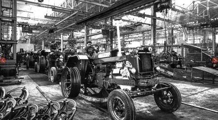 Trecutul încă vorbește de pe zidurile fostei Uzine Tractorul