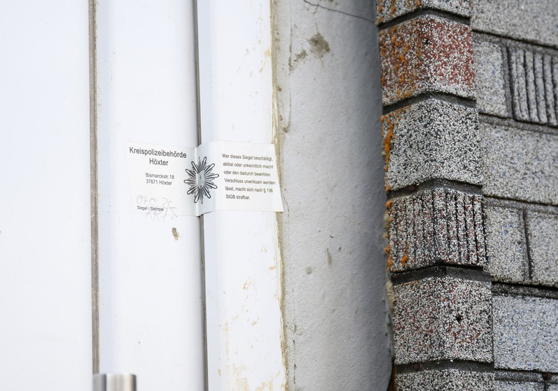 07 May 2025, North Rhine-Westphalia, Höxter: View of a house sealed off by the police. Two young people died in Höxter when carbon monoxide escaped from a house. They were a 19-year-old woman and a 23-year-old man, according to a police spokesperson.,Image: 996082755, License: Rights-managed, Restrictions: , Model Release: no