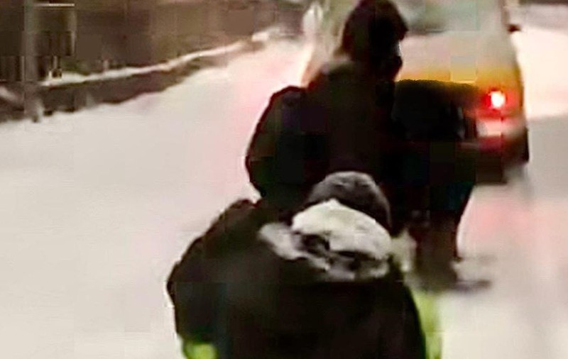 Şofer din Galaţi care tracta o sanie cu patru tineri, amendat cu 5.265 de lei. Scenele, filmate de un alt tânăr, pe jumătate ieşit pe geamul mașinii