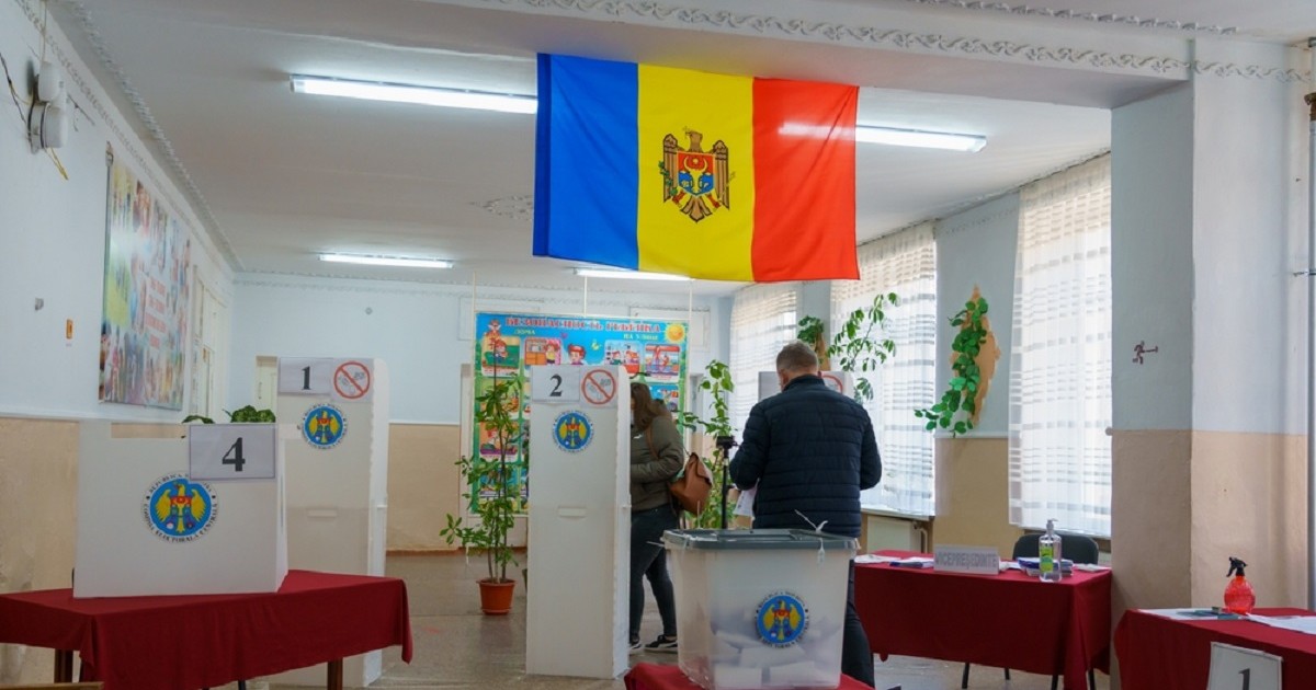 secție de votare alegeri parlamentare în Republica Moldova 2025 - Un bărbat și o femeie votează într-o sectie de votare din Republica Moldova