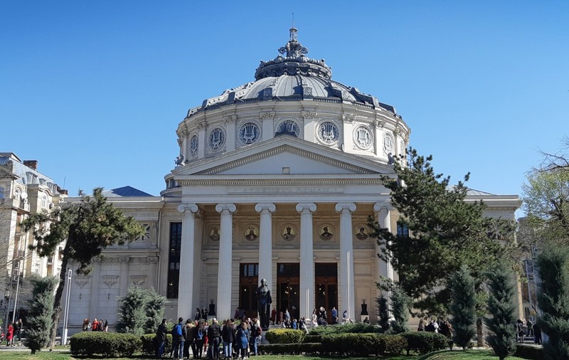 Grădina din fața Ateneului Român s-ar putea numi „Mariana Nicolesco”. Propunerea trebuie votată în PMB