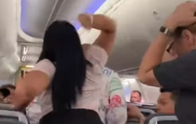 Criză de gelozie în avion. Ce i-a făcut o femeie iubitului ei care a privit o stewardesă