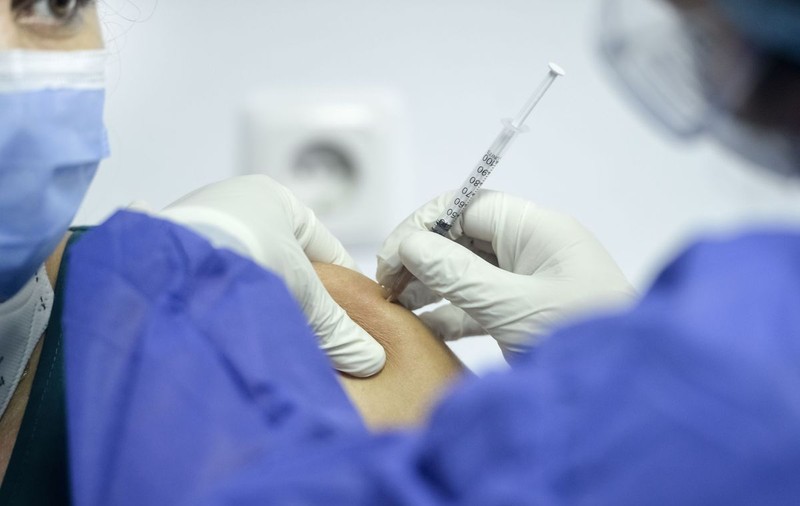 Sancțiuni la Neamț, unde trei persoane au primit la doza 3 AstraZeneca, contrar regulilor