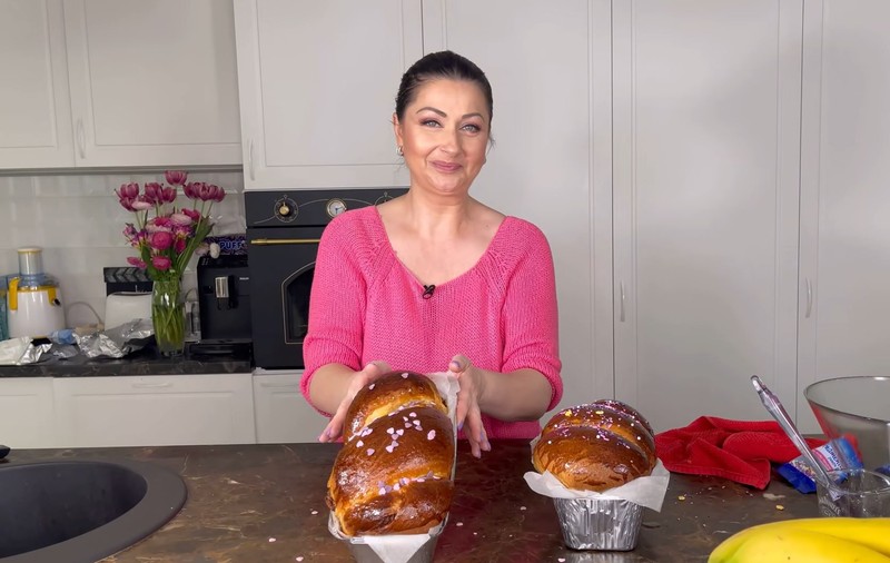 Rețeta de cozonac cu nucă și ciocolată a Gabrielei Cristea. Ce ingredient secret folosește: „Îi îmbrac în pungi de plastic și îi pun înapoi în cuptorul încins”