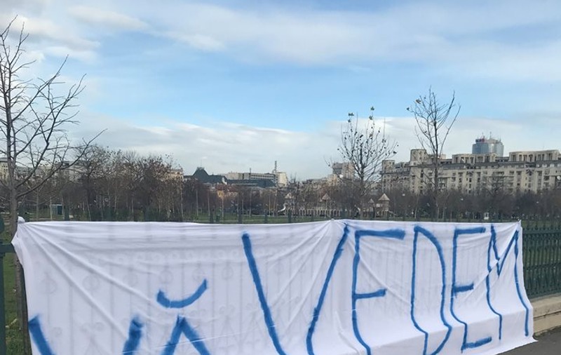 Ce a apărut în fața Parlamentului, în timp ce se discută legile justiției în plenul Camerei Deputaților: ”Vă vedem!”
