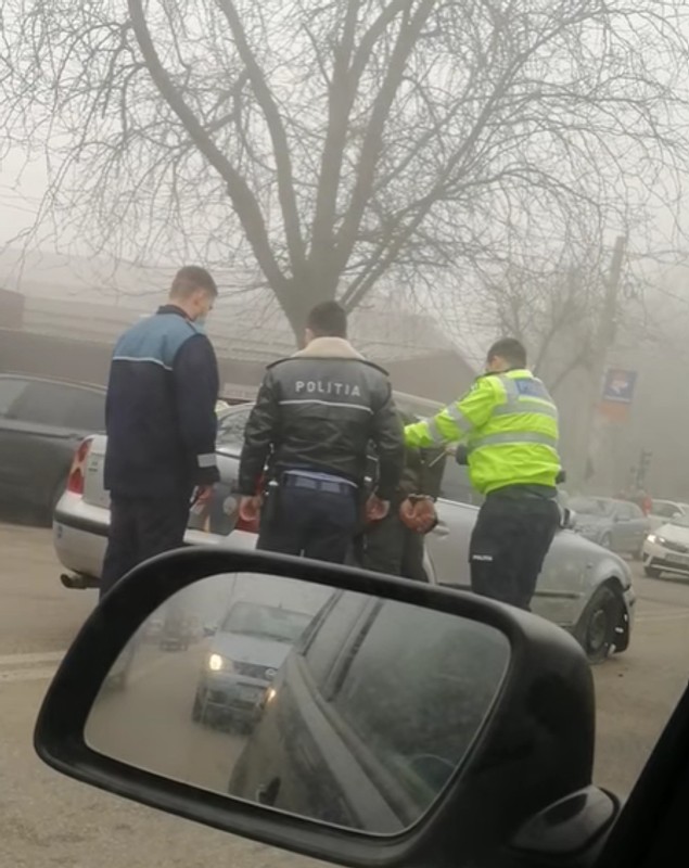 Șofer din Craiova, încătușat în plină stradă, după ce a fugit de poliție. Tânărul care a lovit două mașini nu avea permis de conducere