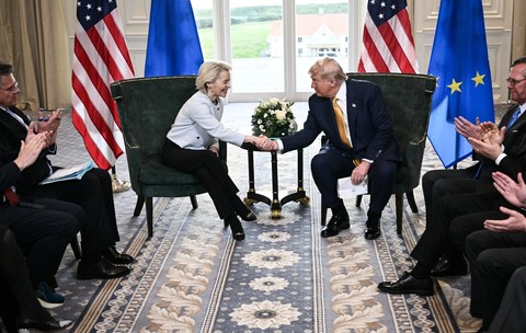Ursula von der Leyen și Donald Trump își strâng mâna după convenirea termenilor acordului Foto Profimedia