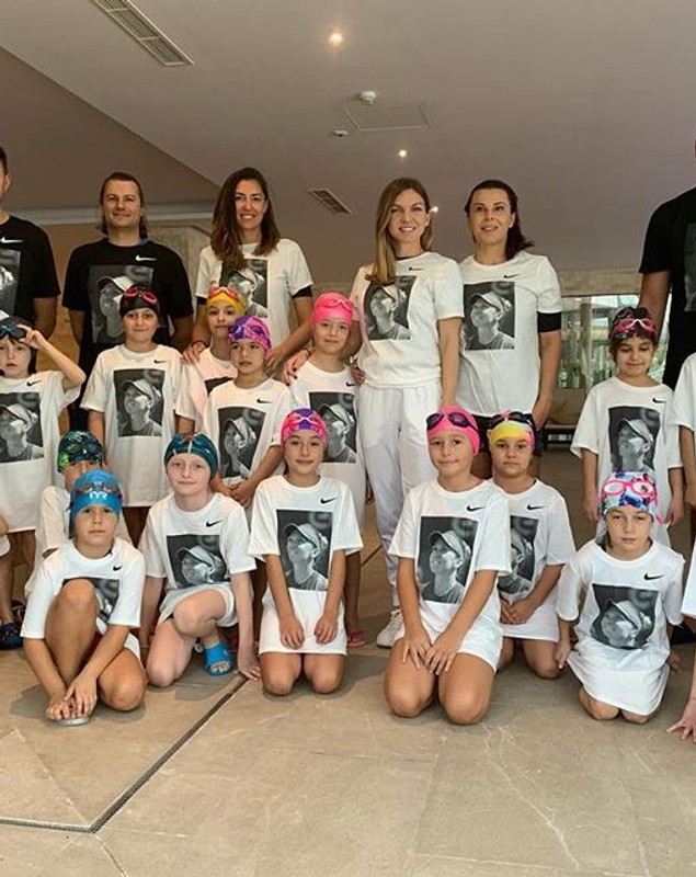Cadouri de la Simona. Liderul mondial WTA le-a oferit unor copii tricouri imprimate cu chipul ei