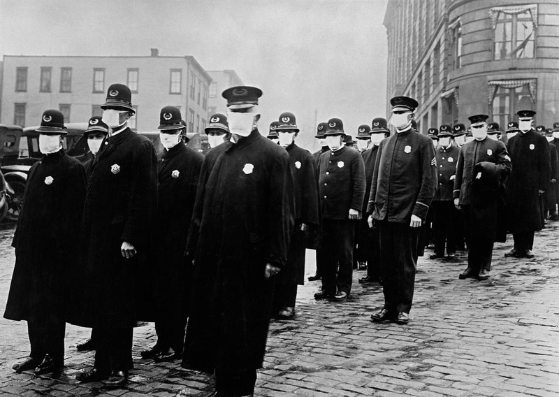 Forțele de ordine purtau mască pe străzi în 1819, în timpul pandemiei de gripă spaniolă. Imagine din Seattle, USA - foto Profimedia