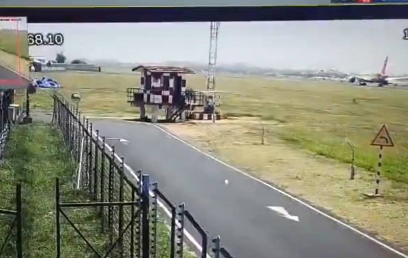 Zborul Air India, de la decolare la prăbușire: imagini cu avionul părăsind pista, înainte de a lovi o clădire rezidențială