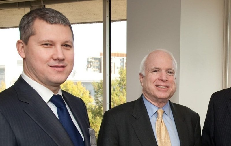 Cătălin Predoiu a publicat o poză cu John McCain veche de aproape 20 de ani: „Vom vedea numeroase schimbări, inclusiv în regiunea din care România face parte”
